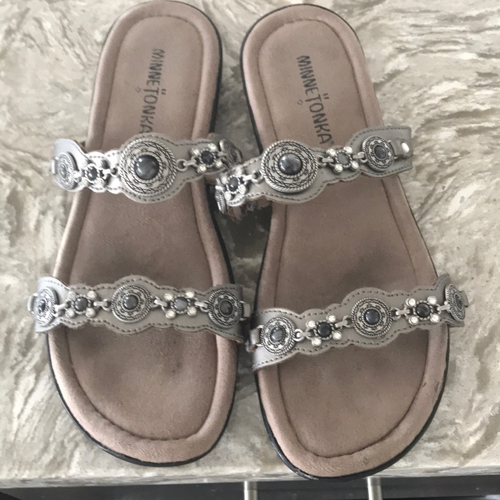 Minnetonka sandals size 7